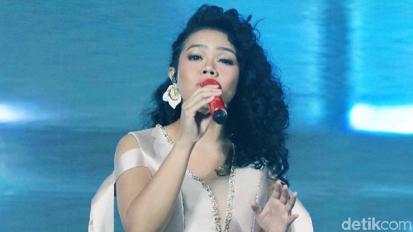 Penampilan Yura Yunita yang Cantik nan Menawan