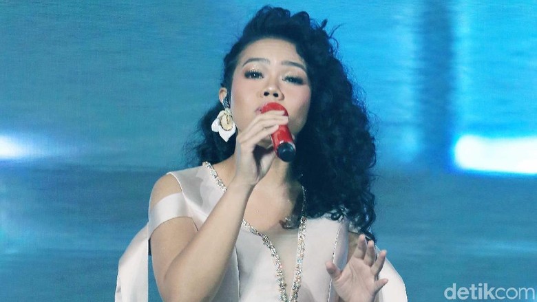 Yura Yunita Kisahkan Perjalanan Karier Lewat Merakit Yura Yunita Kisahkan Perjalanan Karier Lewat Merakit