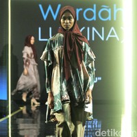 Brand busana KAMI menampilkan koleksinya dengan tema SABAKU di Atrium Gandaria City. Jakarta. Minggu [29/07/2018]. Foto: Mohammad Abduh/Wolipop