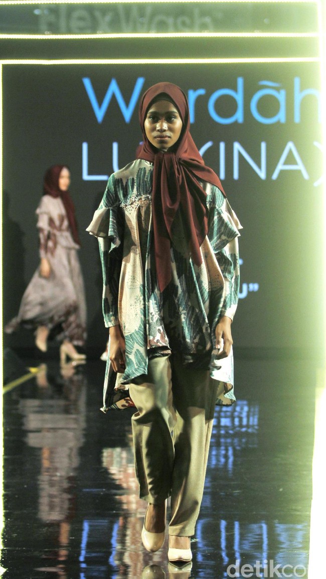 Brand busana KAMI menampilkan koleksinya dengan tema SABAKU di Atrium Gandaria City. Jakarta. Minggu [29/07/2018]. Foto: Mohammad Abduh/Wolipop