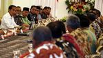 Gaya Jokowi saat Foto Bareng Bupati Seluruh Indonesia