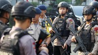 Mereka mendapat pengarahan sebelum mengawal jalannya sidang putusan pembubaran JAD.