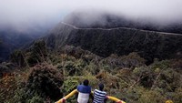 Jalan berkelok dengan panorama cantik pegunungan, menjadi yang paling ditunggu-tunggu oleh traveler selama perjalanan. Death Road menjadi julukan untuk Jalan Yungas di Bolivia (David Mercado/REUTERS)