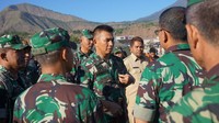 Pangdam Udayana Mayjen Benny Susianto memantau proses evakuasi 6 pendaki yang terjebak di Gunung Rinjani, NTB.
