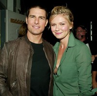 Tom Cruise pernah dipasangkan dengan Kirsten Dunst di film Interview With a Vampire (1994). Baru berusia 12 tahun kala itu, Kirsten berperan sebagai anak dari karakter vampir yang diperankan oleh Tom. (Foto: Getty Images)