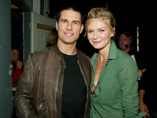 Tom Cruise pernah dipasangkan dengan Kirsten Dunst di film Interview With a Vampire (1994). Baru berusia 12 tahun kala itu, Kirsten berperan sebagai anak dari karakter vampir yang diperankan oleh Tom. (Foto: Getty Images)