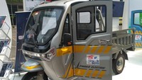 Pindad memamerkan kendaraan listrik roda tiga dalam acara Seminar and Exhibition Electric Car di Gedung BPPT Jakarta.