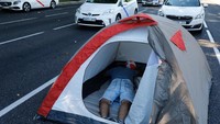 Aksi demo yang telah dilaksanakan sejak minggu lalu ini bahkan membuat para supir taksi memilih tidur di sebuah tenda hingga aspirasi mereka didengar oleh pemerintah dan juga perusahaan taksi konvensional maupun online. Paul Hanna/Reuters.
