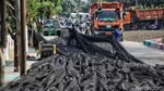 Melihat Petugas UPK Badan Air Pasang Waring di Kali Item