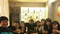 Kumpul bersama teman-temannya, Lee Joon Gi seperti tengah merayakan pesta kecil-kecilan. Semuanya sudah siap memegang gelas berisi bir. Cheeers! Foto: instagram @actor_jg
