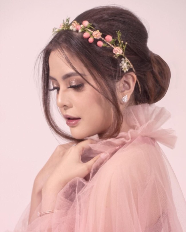 Di salah satu foto, Tasya dipotret sendiri tanpa calon suami. Tampak mantan penyanyi cilik ini begitu anggun dan elegan dalam balutan gaun berwarna dusty pink dengan riasan yang glowy berikut headpiece bernuansa floral. (Foto: Instagram/@_riop_)