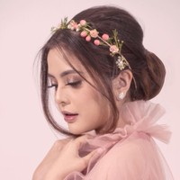 Di salah satu foto, Tasya dipotret sendiri tanpa calon suami. Tampak mantan penyanyi cilik ini begitu anggun dan elegan dalam balutan gaun berwarna dusty pink dengan riasan yang glowy berikut headpiece bernuansa floral. (Foto: Instagram/@_riop_)