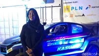 Santi memang membagi waktu antara mengerjakan mobil listrik dengan kuliah. Namun dia merasa sama sekali tak kesulitan. Karena timnya ini sangat loyal dan bisa menyupport kuliahnya. Foto: Hilda Meilisa Rinanda