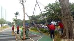 Before-After Tiang Halang Rintang di Jalur Sepeda GBK Dicabut