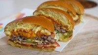 Soal rasa, kabarnya burger seharga USD 6 (Rp 86.500) ini lebih enak dari rata-rata burger buatan resto fast food. Bun brioche-nya meleleh di mulut dengan patty juicy sangat empuk seperti dimasak dengan teknik slow-cooked. Foto: Business Insider