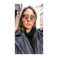 Sejak saat itu, Carla jadi ketagihan berbelanja. Kapanpun melihat sesuatu yang ingin dibeli, ia tidak akan bisa fokus dengan yang lain. Foto: Instagram @carlasosenko