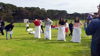 Untuk memeriahkan Hari Anak Nasional sekaligus HUT RI ke-73 nanti, Konsulat Jenderal Republik Indonesia (KJRI) di Perth, Australia melaksanakan rangkaian aneka lomba tradisional. Ada balap karung juga lho! (dok. KJRI Perth)