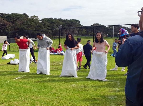 Foto: Serunya Lomba Balap Karung & Tarik Tambang di Perth