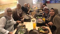 Sandrinna baru berusia 11 tahun, namun ia sudah pintar berakting sejak kecil. Ia dekat dengan Bella, sampai-sampai makan shabu-shabu bersama keluarganya. Kompak ya? Foto: Instagram sandrinna_skornicki_11