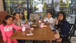 Manisnya Sandrinna Michelle Saat Belajar Bikin Pizza dan Makan Bareng Keluarga