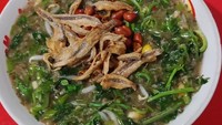 Kaldu daging dan bumbu bawang merah dan bawang putih membuat bubur ini gurih mantap. Apalagi dimakan hangat dengan tambahan sambal. Foto : Instagram: @berburu_makanan