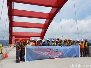 Anggota DPR Kunjungi Jembatan Kebanggaan Jokowi di Papua