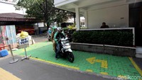 Terdapat petugas yang berjaga di sekitar lokasi pemberhentian untuk mendata setiap pengemudi yang daftar.