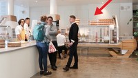 Tak ada pegawai manusia di sini. Semua burger dibuat menggunakan mesin alias robot. Seperti ini penampakan robot canggih pembuat burger di Creator. Foto: Business Insider