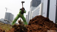 Petugas Dinas Kehutanan DKI Jakarta menggali tanah yang akan ditanami pohon.