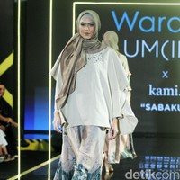 Brand busana KAMI menampilkan koleksinya dengan tema SABAKU di Atrium Gandaria City. Jakarta. Minggu [29/07/2018]. Foto: Mohammad Abduh/Wolipop