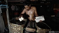Kini, Para perajin tempe itu tetap terus bekerja dan memproduksi tempe seperti biasanya. Kontroversi akan larangan itu pun telah clear.