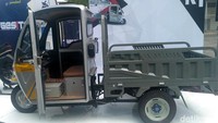 Bemo tersebut juga dilengkapi dengan bak di bagian belakangnya. Sehingga, bagian belakang tersebut bisa dimanfaatkan untuk membawa barang.