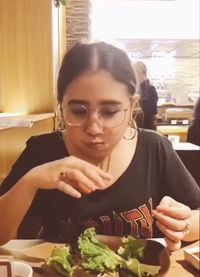 Duh, Lagi PMS Prilly Latuconsina Makan Ssambap Lahap Banget