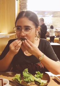 Duh, Lagi PMS Prilly Latuconsina Makan Ssambap Lahap Banget