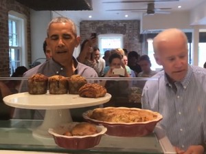 Saat Obama dan Biden Bikin Kaget Pengunjung Toko Roti