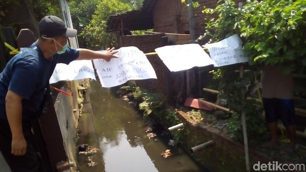 Sungai di Mejobo yang airnya hitam dan berbau busuk. 