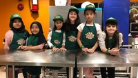 Pemilik nama lengkap Sandrinna Michelle Skornicki ini sedang bermain bersama anak Laudya Chintya Bella, Alesyaa. Mereka siap belajar membuat pizza bersama. Foto: Instagram sandrinna_skornicki_11