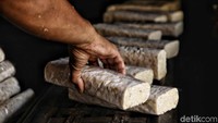 Setelah itu, hasil potongan inilah yang akan mereka pasarkan ke berbagai wilayah Ibukota untuk memenuhi kebutuhan permintaan tempe.