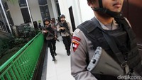 Penjagaan juga dilakukan di luar ruang sidang.