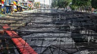 Waring dipasang untuk menyeimbangkan pandangan. Karenanya waring dipasang dari sisi Jembatan Marto.