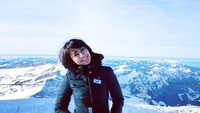 Pose Fera di Mount Titlis, salah satu gunung di kawasan Alpen (fera_fe/Instagram)
