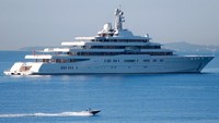 Pemilik Chelsea FC, Roman Abramovich membangun superyachtnya, Eclipse, dengan menggelontorkan dana sebesar USD 485 juta pada 2009. Kapal itu dilaporkan dilengkapi dengan kapal selam dan sistem pertahanan rudal buatan Jerman (CNN Sport)