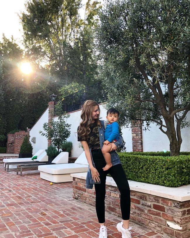 Rahasia Nia Ramadhani terlihat lebih ramping di foto adalah dengan berpose seperti boneka Barbie. Pose yang dinamai Barbie Feet ini sedang tren di kalangan fashionista. Foto: Instagram