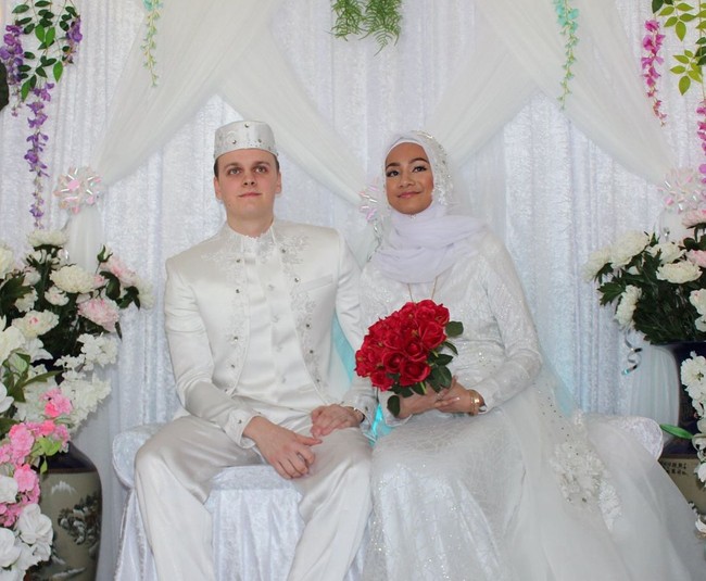 Mempelai wanita adalah Syahira Muliatul, seorang gadis asal Aceh yang sudah 20 tahun tinggal di Norwegia bersama keluarganya.Foto pernikahannya pun viral setelah diunggah oleh ayahnya, Syarifuddin Ahmad di Instagram. Foto: Instagram