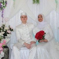 Mempelai wanita adalah Syahira Muliatul, seorang gadis asal Aceh yang sudah 20 tahun tinggal di Norwegia bersama keluarganya.Foto pernikahannya pun viral setelah diunggah oleh ayahnya, Syarifuddin Ahmad di Instagram. Foto: Instagram