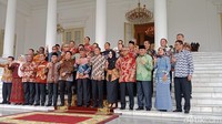 Ada pemandangan menarik ketika para bupati dan Jokowi foto bersama di depan Istana. Sebelum Jokowi tiba, mereka sempat persiapan untuk berfoto. Lalu salah seorang bupati meneriakkan untuk melakukan salam dua jari. Salam dua jari. Lanjut dua periode, kata bupati itu. Bupati lain mengikuti, termasuk Sekjen Asosiasi Pemerintahan Kabupaten Seluruh Indonesia (Apkasi), Bupati Bantaeng Nurdin Abdullah, yang juga gubernur Sulsel terpilih. Foto: Niken/detikcom