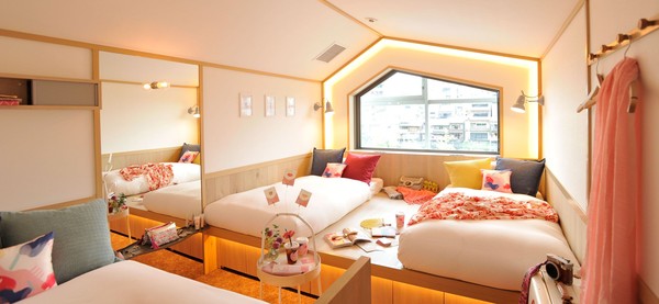Kesan kawaii dan ceria pun bisa dilihat dari kamar hotelnya. Warna cerah dan interior nan Instagramable bisa ditemui (cafetel.jp) Kesan kawaii dan ceria pun bisa dilihat dari kamar hotelnya. Warna cerah dan interior nan Instagramable bisa ditemui (cafetel.jp)