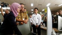 Selain itu, Anies pun melihat cara kerja para pegawai dalam melakukan pelayanan publik.