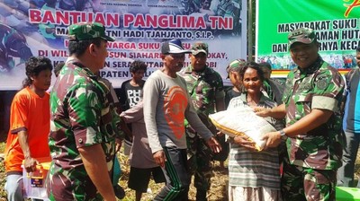 Warga Suku Mausu Ane yang Kelaparan Terima Bantuan