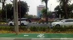 Before-After Tiang Halang Rintang di Jalur Sepeda GBK Dicabut